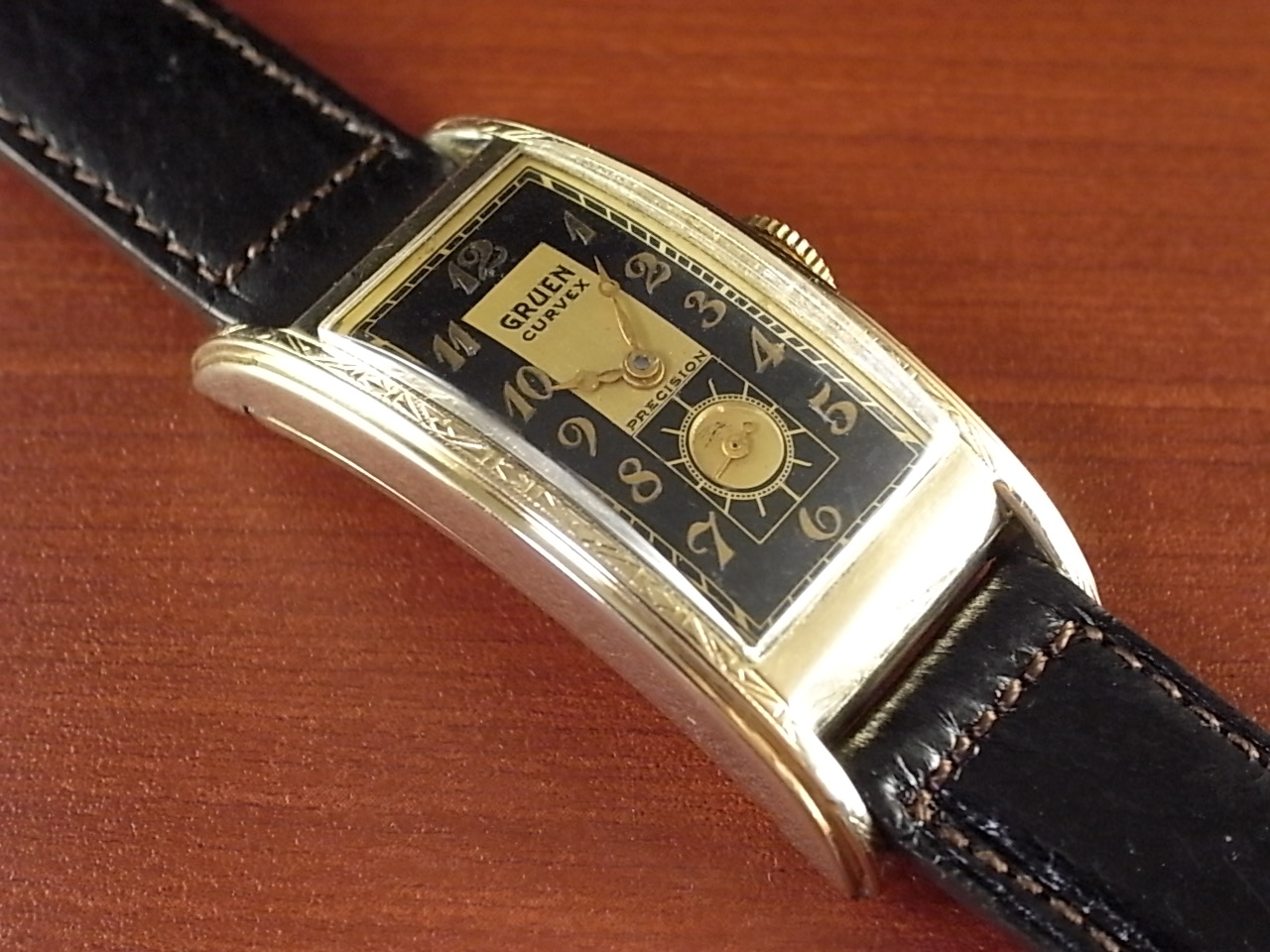 グリュエン カーベックス Cal.330 2トーンダイアル ブラック/ゴールド 1930年代のメイン写真